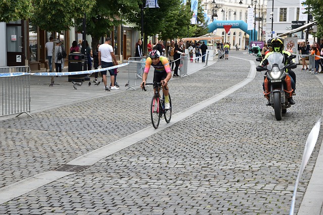 NBA常规赛：詹眉61+18+15迎里程碑湖人双杀勇士库里17中4.